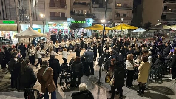 ΜΕ ΠΑΡΑΔΟΣΙΑΚΟΥΣ ΧΟΡΟΥΣ ΚΑΙ ΤΡΑΓΟΥΔΙΑ ΑΠΟ ΟΛΗ ΤΗ ΧΩΡΑ Η ΧΘΕΣΙΝΗ ΕΝΑΡΞΗ ΤΩΝ ΑΠΟΚΡΙΑΤΙΚΩΝ ΕΚΔΗΛΩΣΕΩΝ