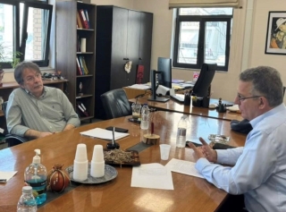 ΣΥΝΑΝΤΗΣΗ ΔΗΜΑΡΧΟΥ ΚΕΡΑΤΣΙΝΙΟΥ-ΔΡΑΠΕΤΣΩΝΑΣ ΧΡΗΣΤΟΥ ΒΡΕΤΤΑΚΟΥ ΜΕ ΤΟΝ ΕΥΡΩΒΟΥΛΕΥΤΗ ΚΩΣΤΑ ΑΡΒΑΝΙΤΗ