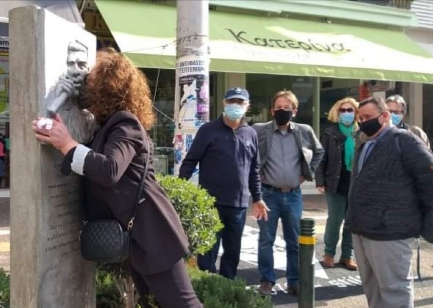 ΑΝΤΙΠΡΟΣΩΠΕΙΑ ΤΟΥ ΔΗΜΟΤΙΚΟΥ ΣΥΜΒΟΥΛΙΟΥ ΤΗΣ ΠΟΛΗΣ ΤΙΜΗΣΕ ΤΗΝ 47Η ΕΠΕΤΕΙΟ ΤΗΣ ΕΞΕΓΕΡΣΗΣ ΤΟΥ ΠΟΛΥΤΕΧΝΕΙΟΥ ΚΑΤΑΘΕΤΟΝΤΑΣ ΛΟΥΛΟΥΔΙΑ ΣΤΟ ΣΗΜΕΙΟ ΤΗΣ ΔΟΛΟΦΟΝΙΑΣ ΤΟΥ ΠΑΥΛΟΥ ΦΥΣΣΑ