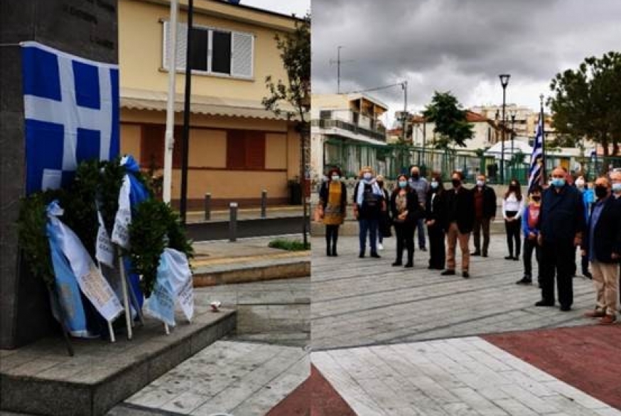Ο ΔΗΜΑΡΧΟΣ ΚΑΙ ΤΟ ΔΗΜΟΤΙΚΟ ΣΥΜΒΟΥΛΙΟ ΤΗΣ ΠΟΛΗΣ ΤΙΜΗΣΑΝ ΤΗΝ ΕΠΕΤΕΙΟ ΤΗΣ 28ΗΣ ΟΚΤΩΒΡΙΟΥ 1940 ΚΑΤΑΘΕΤΟΝΤΑΣ ΣΤΕΦΑΝΙΑ ΣΤΗΝ ΠΛΑΤΕΙΑ ΚΥΠΡΟΥ