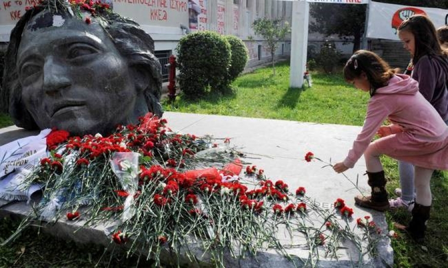 ΤΟ ΔΗΜΟΤΙΚΟ ΣΥΜΒΟΥΛΙΟ ΤΗΣ ΠΟΛΗΣ, ΤΙΜΩΝΤΑΣ ΤΗΝ ΕΠΕΤΕΙΟ ΤΟΥ ΠΟΛΥΤΕΧΝΕΙΟΥ ΘΑ ΚΑΤΑΘΕΣΕΙ ΛΟΥΛΟΥΔΙΑ ΣΤΟ ΣΗΜΕΙΟ ΤΗΣ ΔΟΛΟΦΟΝΙΑΣ ΤΟΥ ΠΑΥΛΟΥ ΦΥΣΣΑ ΑΠΟ ΤΟΥΣ ΔΟΛΟΦΟΝΟΥΣ ΤΗΣ ΧΡΥΣΗΣ ΑΥΓΗΣ ΤΗΝ ΤΡΙΤΗ 17 ΝΟΕΜΒΡΗ ΣΤΙΣ 11 Η ΩΡΑ.
