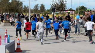 ΠΑΙΔΙΚΑ ΧΑΜΟΓΕΛΑ ΣΤΟΝ ΜΑΘΗΤΙΚΟ ΑΓΩΝΑ ΓΙΑ ΤΗ ΜΑΧΗ ΤΗΣ ΗΛΕΚΤΡΙΚΗΣ