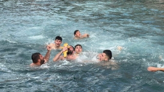 ΜΕ ΛΑΜΠΡΟΤΗΤΑ ΓΙΟΡΤΑΣΤΗΚΕ Ο ΑΓΙΑΣΜΟΣ ΤΩΝ ΥΔΑΤΩΝ ΣΕ ΚΕΡΑΤΣΙΝΙ ΚΑΙ ΔΡΑΠΕΤΣΩΝΑ