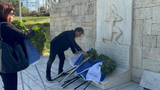 ΚΑΤΑΘΕΣΗ ΣΤΕΦΑΝΩΝ ΣΤΟ ΕΡΓΟΣΤΑΣΙΟ ΤΗΣ ΔΕΗ ΠΡΟΣ ΤΙΜΗΝ ΤΩΝ ΠΕΣΟΝΤΩΝ ΑΓΩΝΙΣΤΩΝ ΣΤΗ «ΜΑΧΗ ΤΗΣ ΗΛΕΚΤΡΙΚΗΣ»