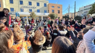 ΟΙ ΠΑΙΔΙΚΕΣ ΧΡΙΣΤΟΥΓΕΝΝΙΑΤΙΚΕΣ ΕΚΔΗΛΩΣΕΙΣ ΣΥΝΕΧΙΖΟΝΤΑΙ ΣΕ ΔΡΑΠΕΤΣΩΝΑ ΚΑΙ ΚΕΡΑΤΣΙΝΙ